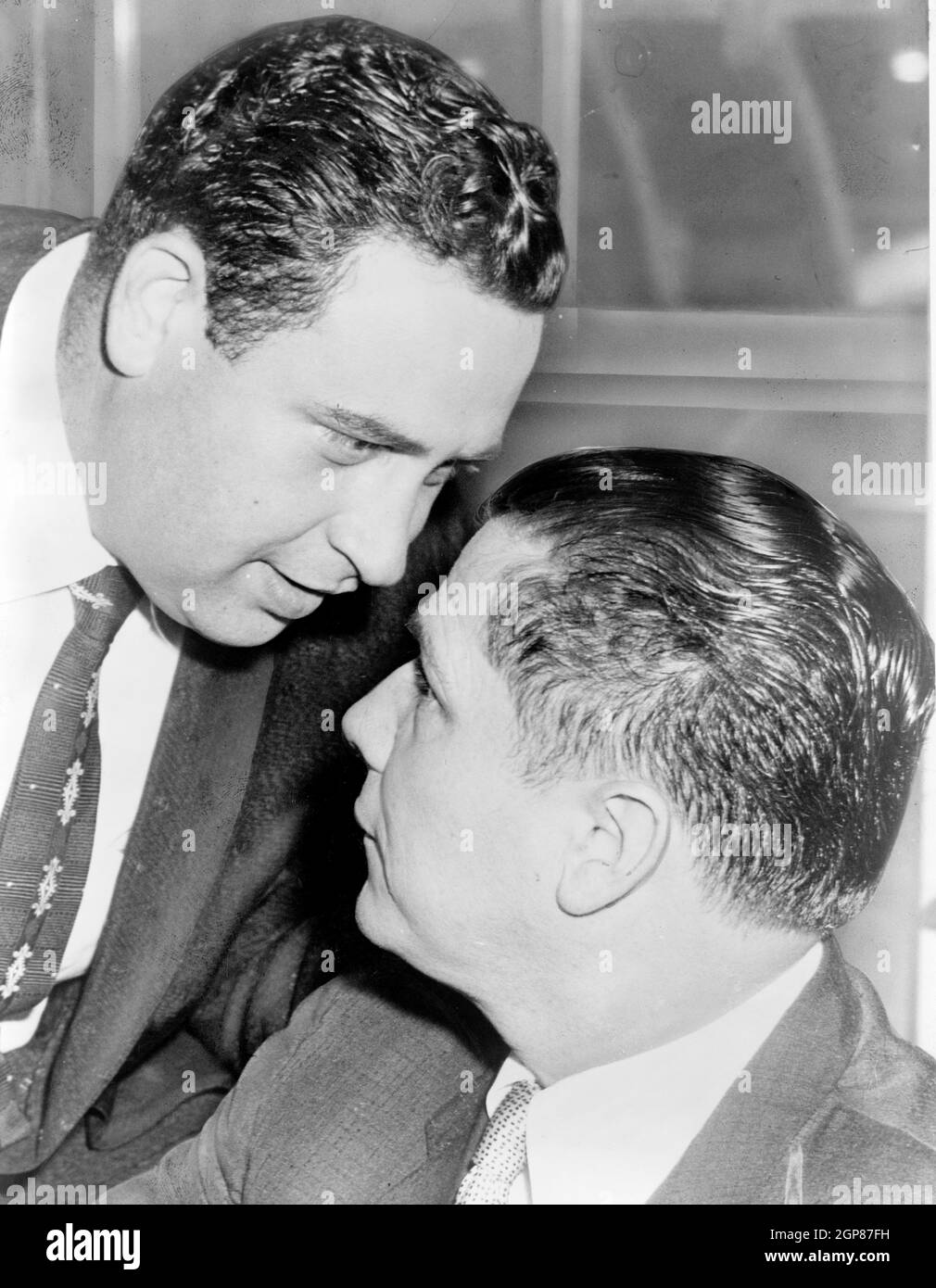 Bernard Spindel flüstert James R. Hoffa nach einer Gerichtsverhandlung zu Ohren, in der sie sich auf unschuldig wegen illegaler Abhörvorwürfe plädierten. Jimmy Hoffa, James Hoffa, James Riddle Hoffa (1913 – verschwunden am 30. Juli 1975, für tot erklärt am 30. Juli 1982) amerikanischer Gewerkschaftsführer, der von 1957 bis 1971 als Präsident der Internationalen Bruderschaft der Teamster (IBT) fungierte. Foto von Roger Higgins. Stockfoto