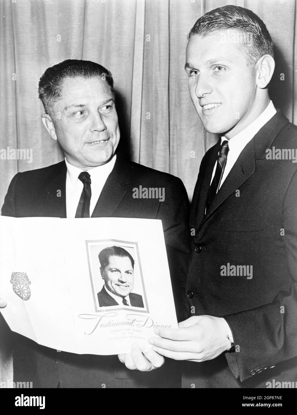 Jimmy Hoffa, James Hoffa mit seinem Vater James R. Hoffa bei einem Erfahrungsbericht-Dinner. James Riddle Hoffa (1913 – verschwunden am 30. Juli 1975, für tot erklärt am 30. Juli 1982), amerikanischer Gewerkschaftsführer, der von 1957 bis 1971 als Präsident der Internationalen Bruderschaft der Teamster (IBT) fungierte. Foto von John Bottega. Stockfoto