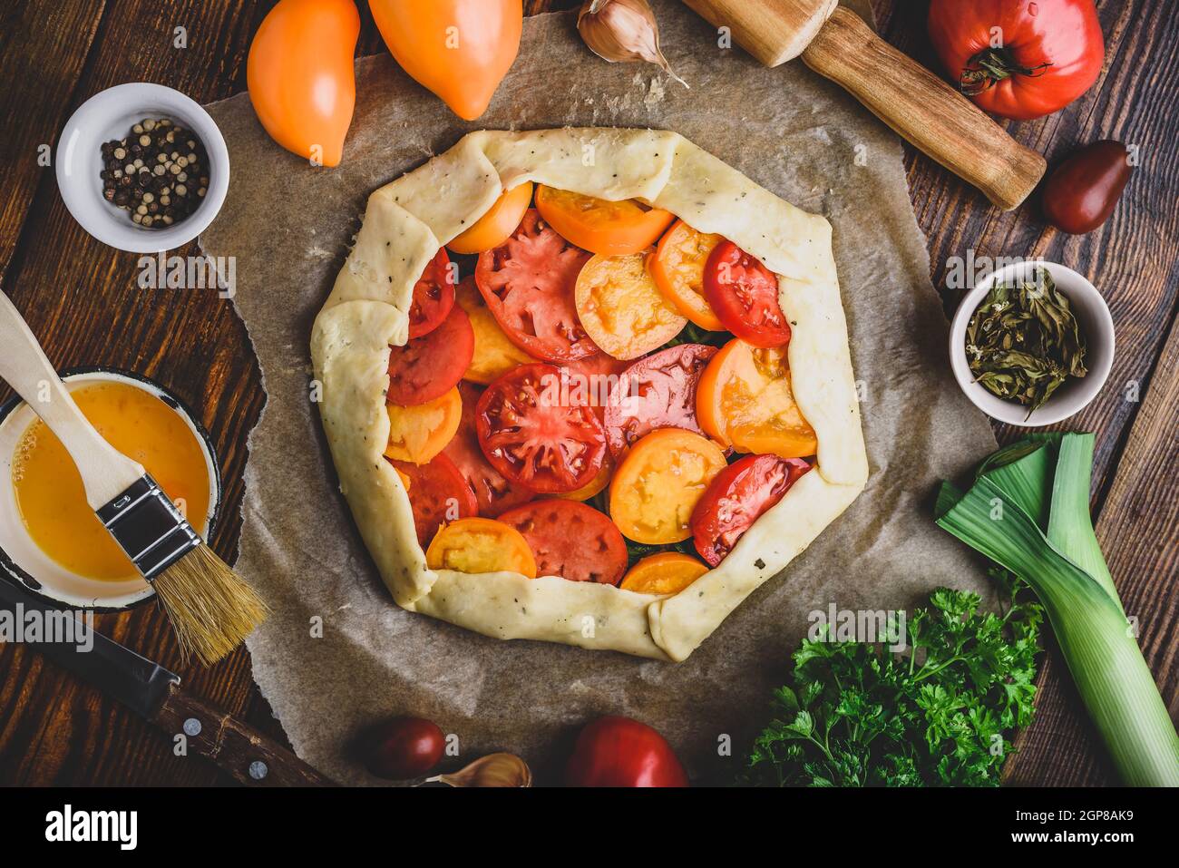Ungekochte Tomatengalette auf Backpapier. Blick von oben Stockfoto