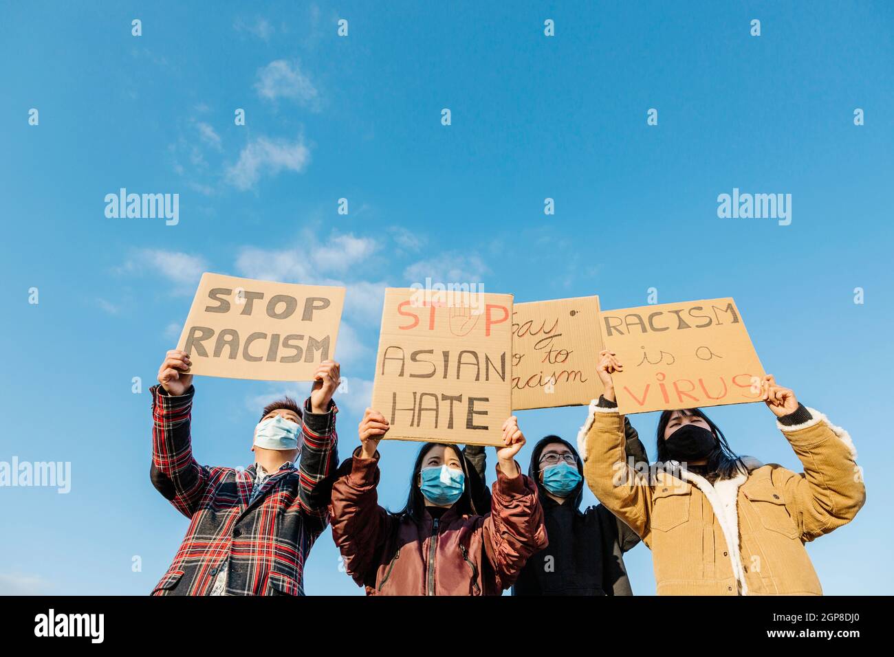 Demonstranten protestieren auf der Straße gegen Rassismus Stockfoto