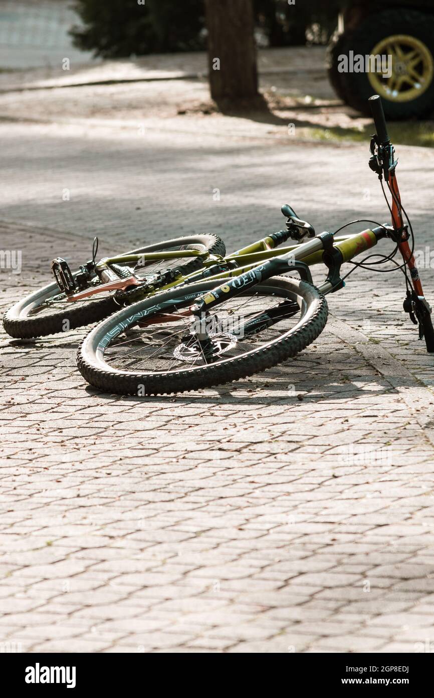 Ein grünes Mountainbike auf dem Boden Stockfotografie - Alamy