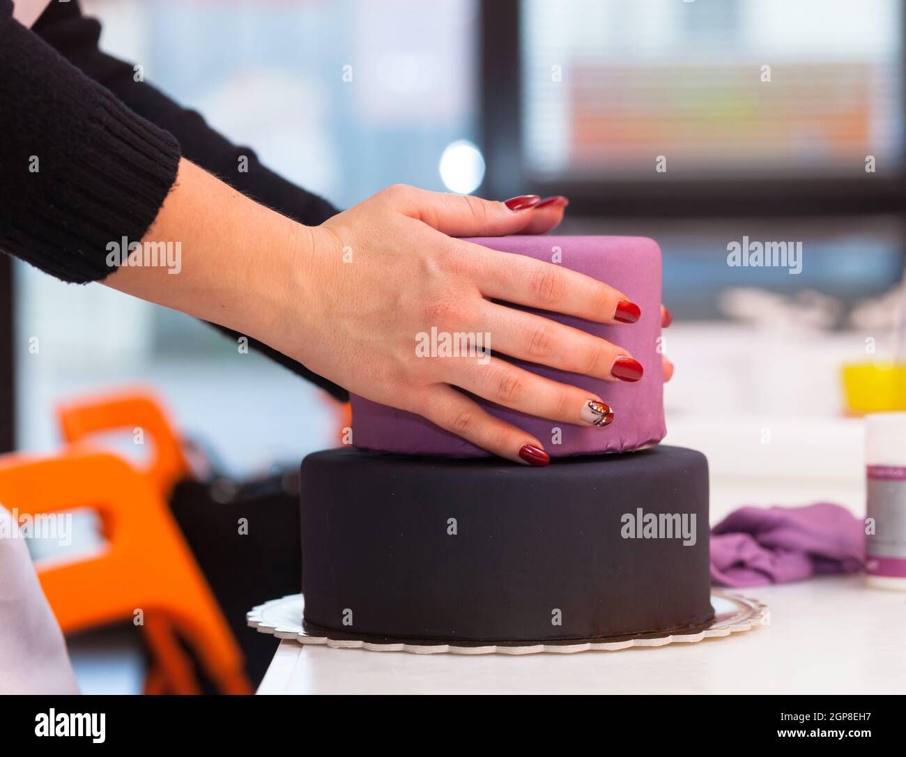 Gebäck Lektion, die auf Zahlen von Halloween mit Fondant einfügen oder Zuckerpaste. Stockfoto