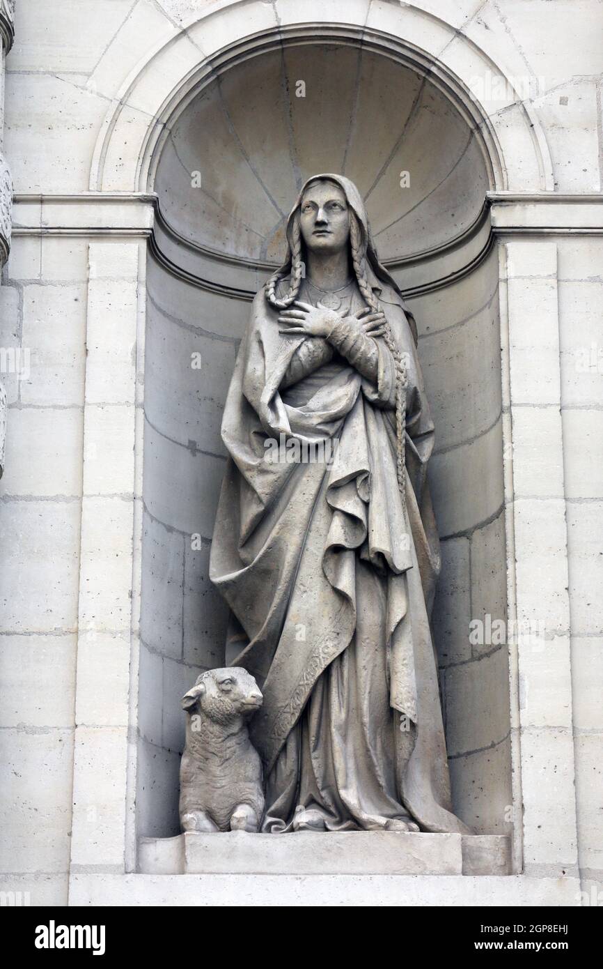 St. Genevieve an der Fassade der Kirche Saint Etienne du Mont, Paris. Stockfoto