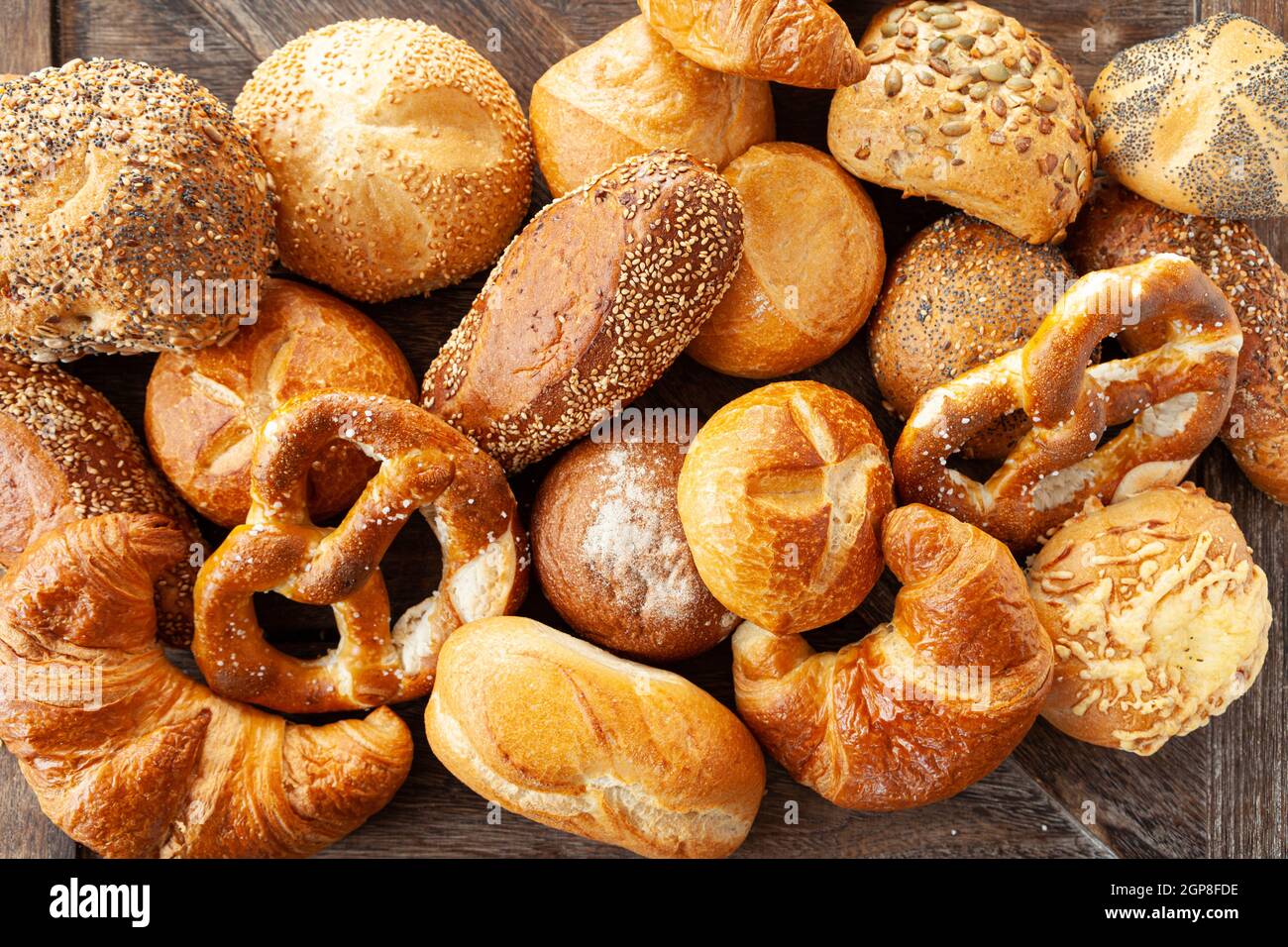 Leckere Auswahl an deutschen Broten und Brötchen Stockfoto