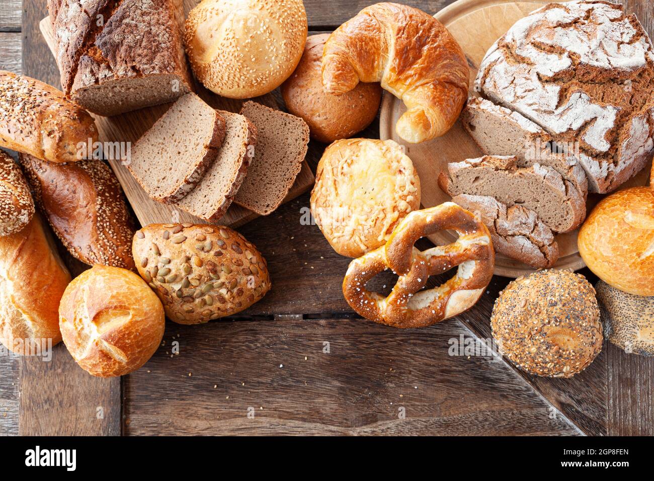 Leckere Auswahl an deutschen Broten und Brötchen Stockfoto