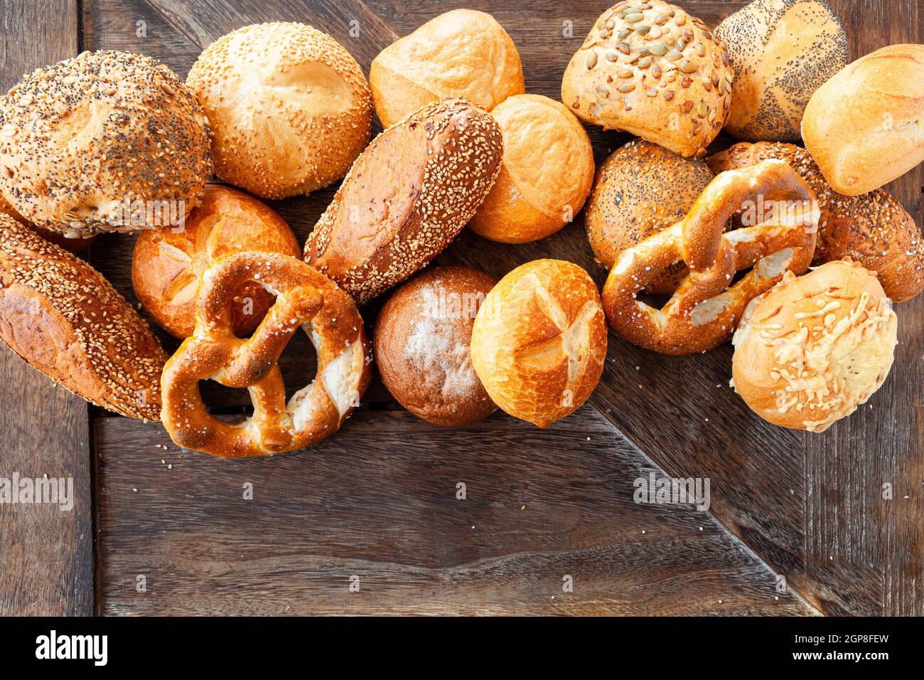 Leckere Auswahl an deutschen Broten und Brötchen Stockfoto