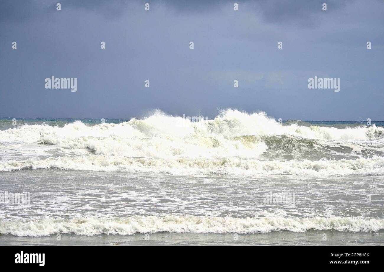 Ocean Surf Wellen an der Küste einer karibischen Insel Stockfoto