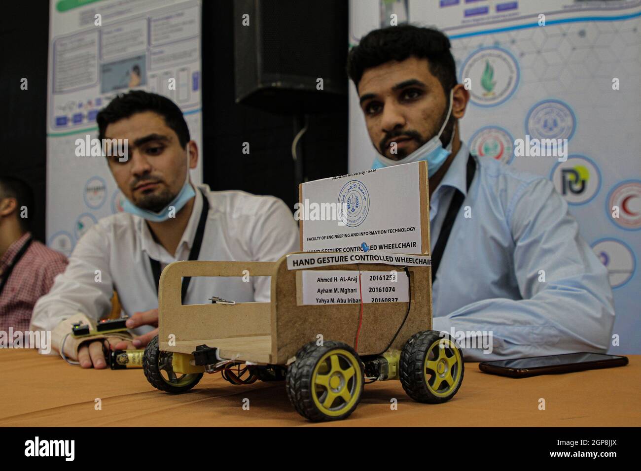 Gaza. September 2021. Palästinensische Studenten der Al-Azhar Universität zeigen ihre Erfindung am 28. September 2021 auf der Ausstellung Medizintechnik und Anwendungen in Gaza City. Kredit: Rizek Abdeljawad/Xinhua/Alamy Live Nachrichten Stockfoto