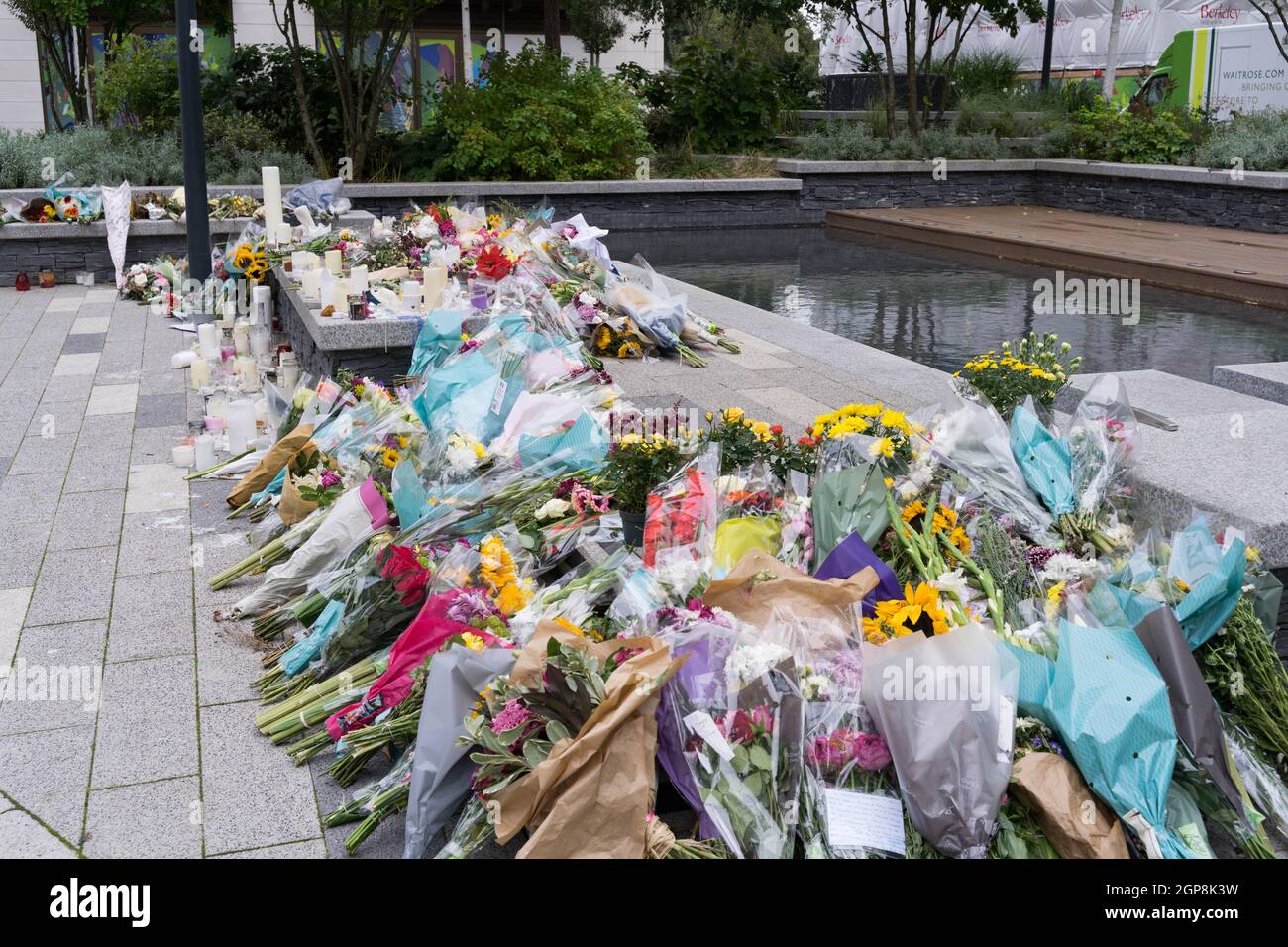 Blumen-Tribut für Sabina, die in der Nähe ihres Hauses ermordet wurde, als sie einen Freund in Kidbrooke London besuchte, wurde am Pegler Square hinterlassen Stockfoto