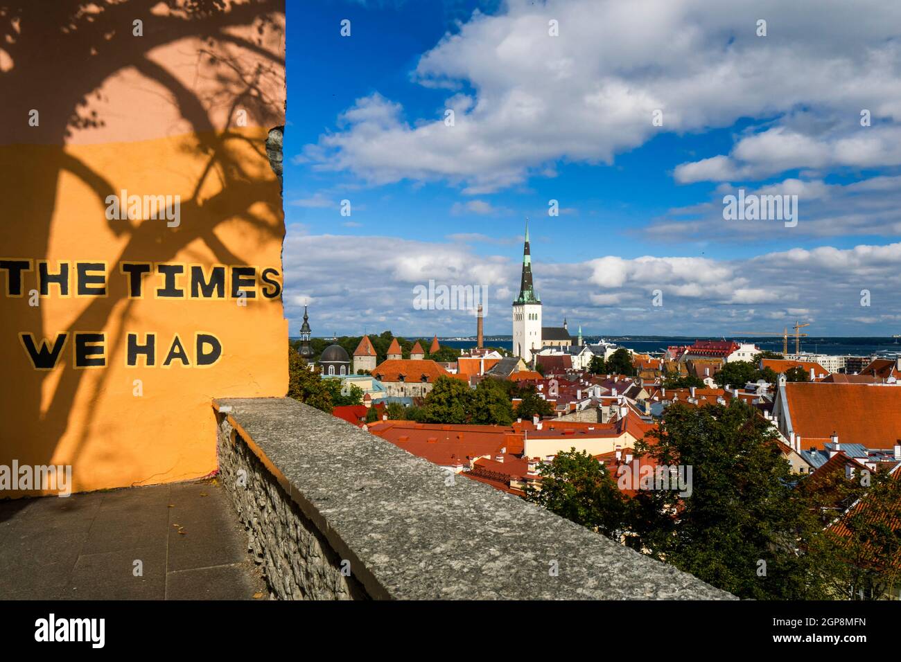 Tallinn, Estland. Kohtuotsa Aussichtsplattform mit Wandbild „The Times We Had“ an sonnigen Tagen mit blauem Himmel. Panorama der Altstadt vom Aussichtspunkt. Stockfoto
