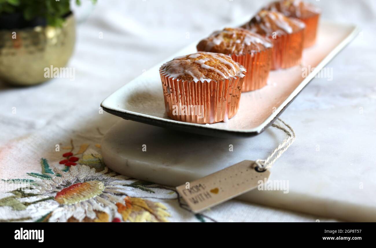 Süße Kuchen auf Marmor. Tasse Kuchen auf einem Küchentisch. Vintage Süßigkeiten, Vintage Tischdecke mit Stickerei auf Leinenstoff, Geschenkanhänger für Mock Up Stockfoto