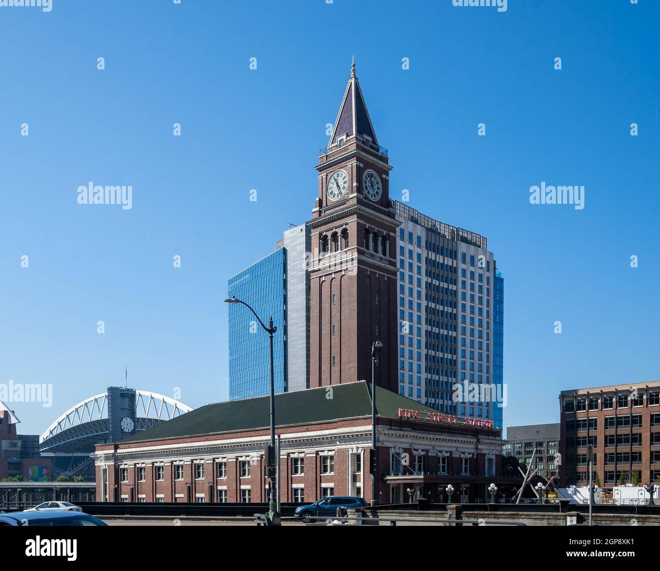 Seattle, WA - USA - 24. September 2021: Landschaftsansicht des historischen King Street Bahnhofs, einem Amtrak Bahnhof in Seattle, Washington. Entworfen von Stockfoto