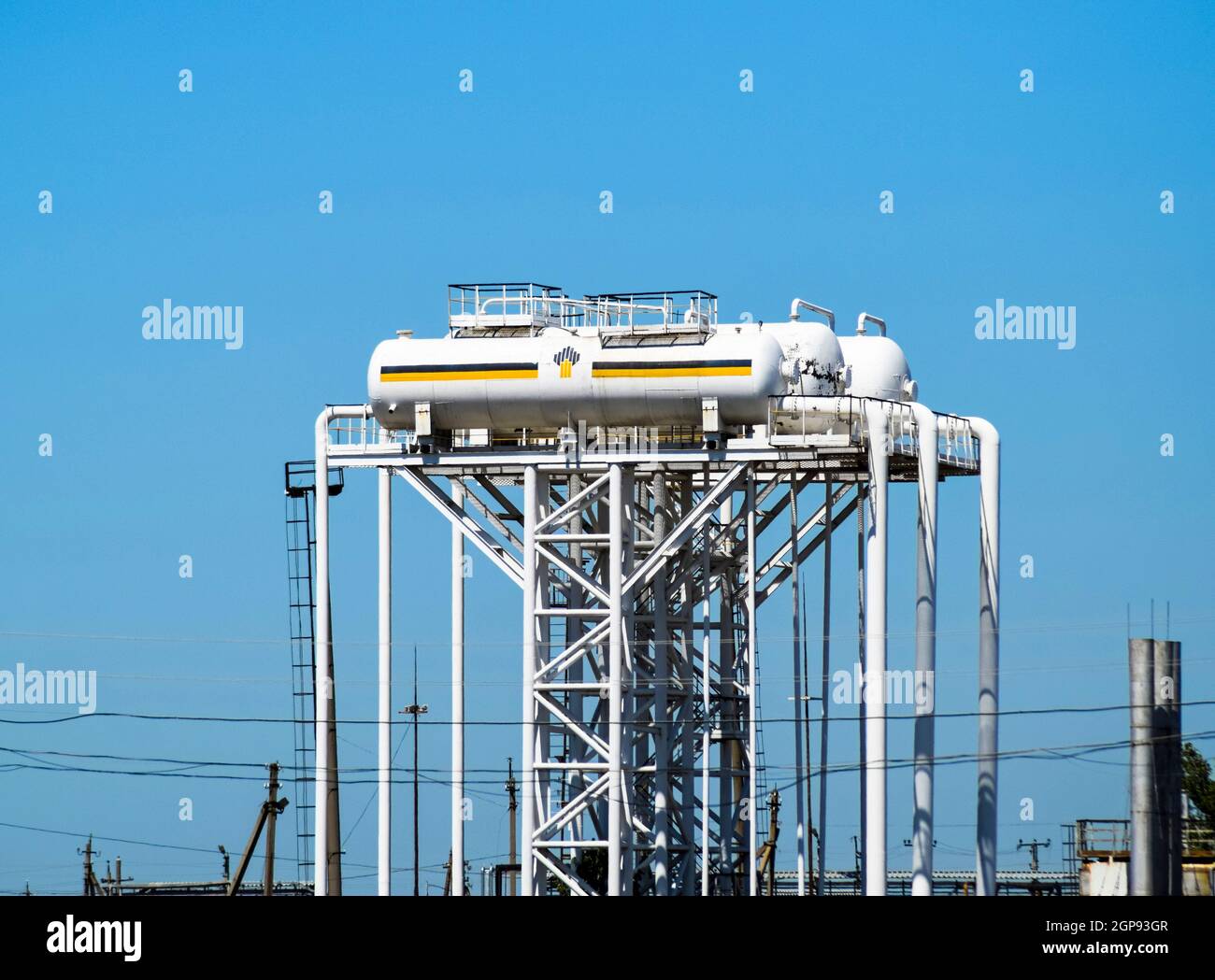 Industriegebiet, Dorf Troizkaja, Russland - 9. August 2015: Ausrüstung der endgültigen Trennung. Die Ausrüstung der Werkstatt der Vorbereitung von Öl und Gas. Stockfoto