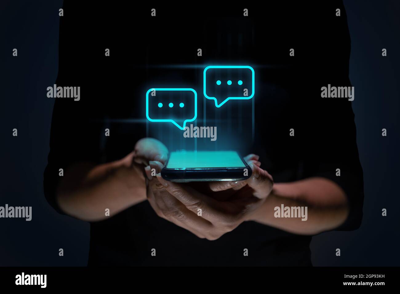 Social Networking und Chat-Konzept. Die Person hält ein Smartphone und kommuniziert über die Anwendung Stockfoto