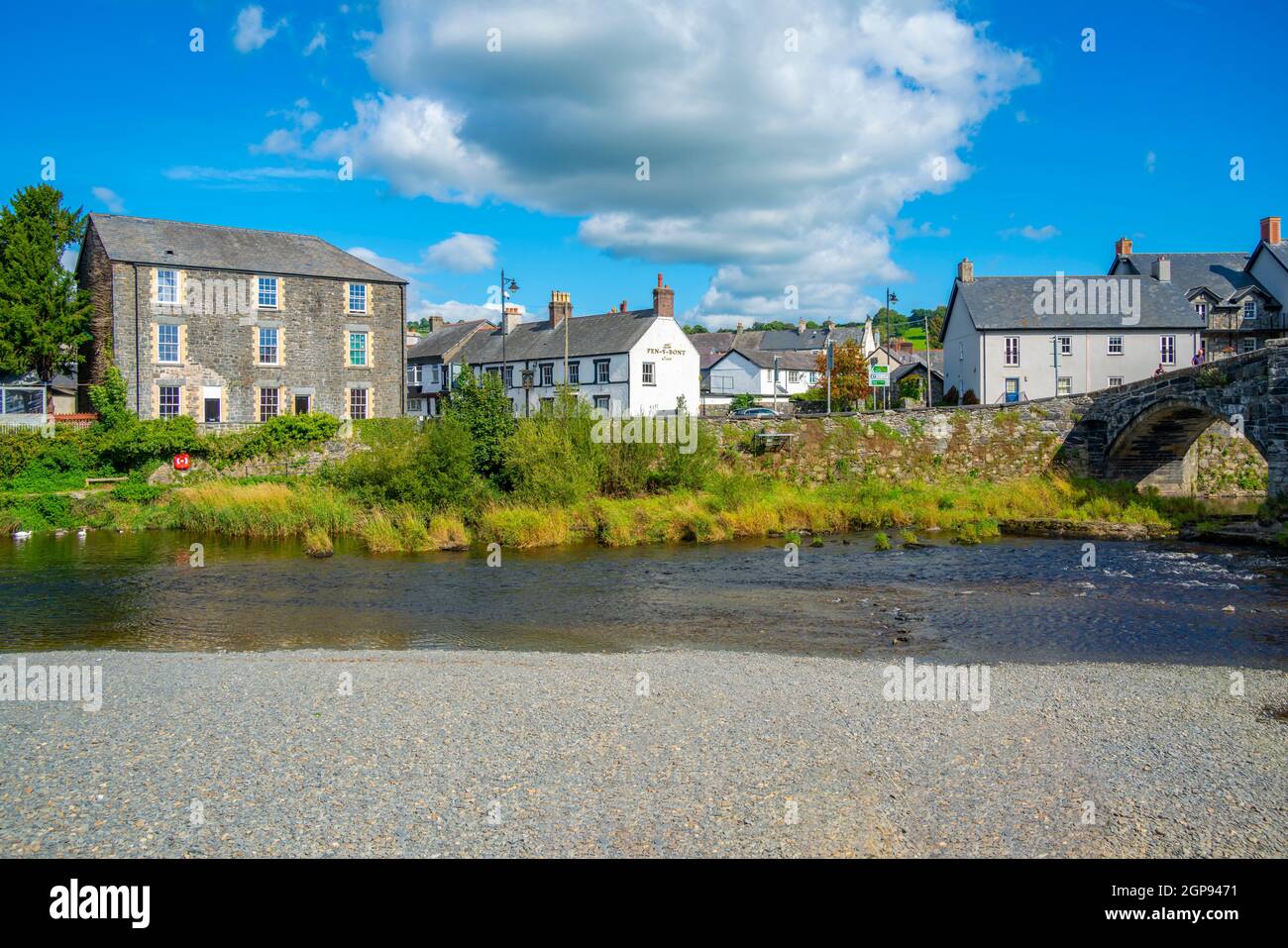 Blick auf die Pont Fawr (Inigo Jones Bridge) über den Conwy River und die Häuser am Flussufer, Llanrwst, Clwyd, Snowdonia, Nordwales, Vereinigtes Königreich, Europa Stockfoto