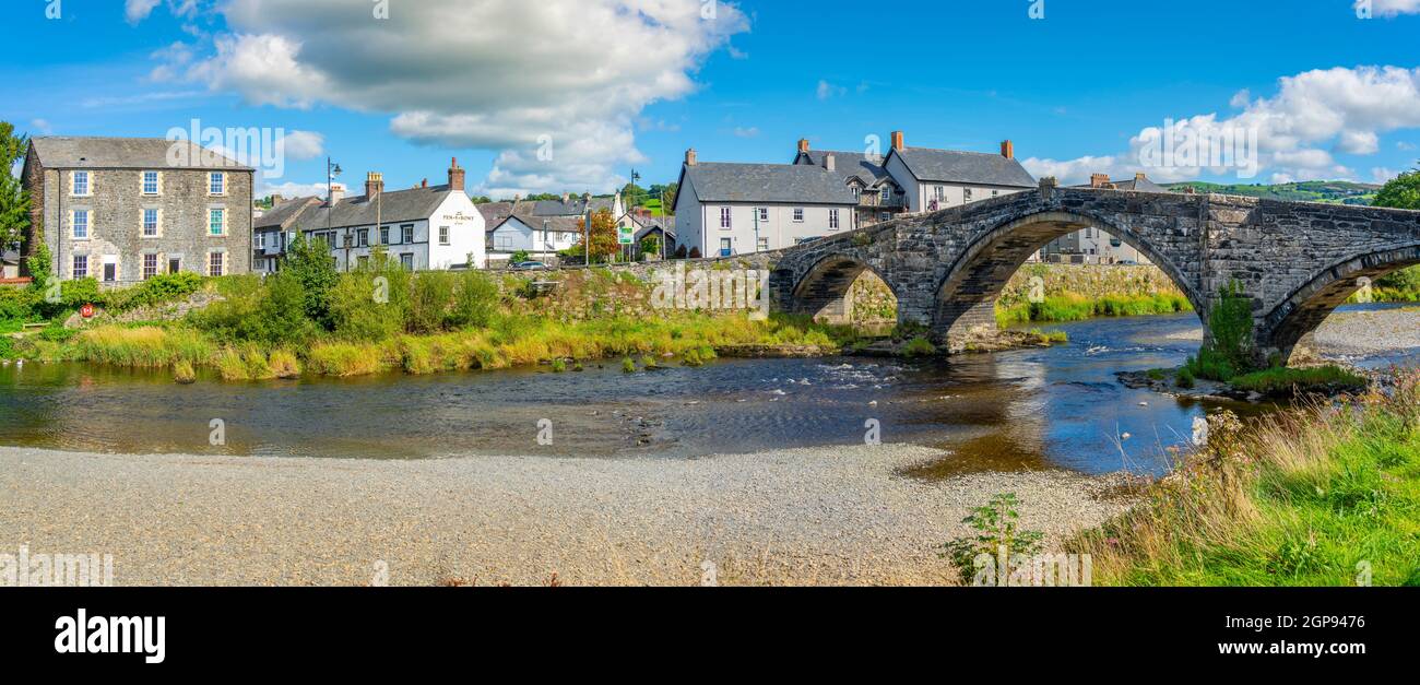 Blick auf die Pont Fawr (Inigo Jones Bridge) über den Conwy River und die Häuser am Flussufer, Llanrwst, Clwyd, Snowdonia, Nordwales, Vereinigtes Königreich, Europa Stockfoto