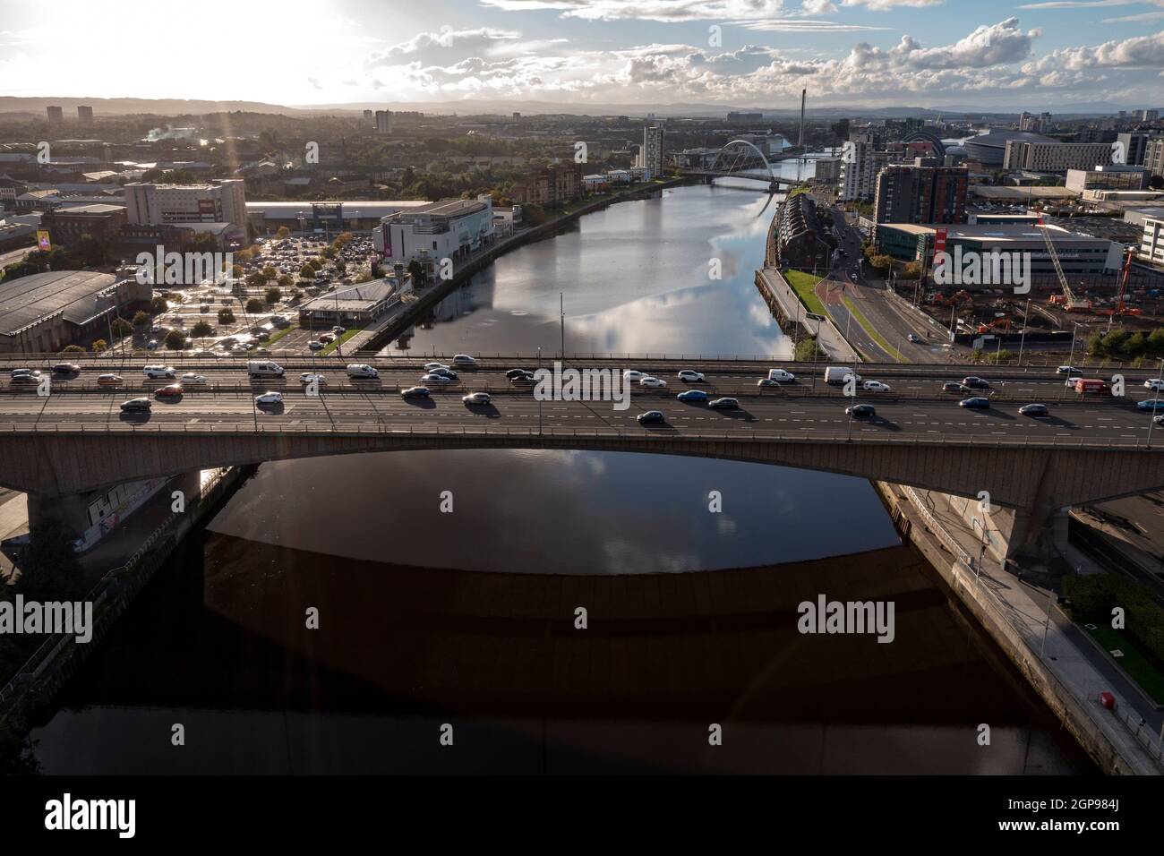 Glasgow, Schottland, Großbritannien. September 2021. IM BILD: Die 10-spurige Kingston-Brücke, die gerade 50 Jahre alt geworden ist und den Fluss Clyde überspannt, ist mit rund 120,000 Fahrzeugen täglich die verkehrsreichste Kreuzung Europas. Die Autobahn M8 ist die Hauptverkehrsader von Glasgow und auch eine Ursache für Luftverschmutzung. Quelle: Colin Fisher/Alamy Live News Stockfoto