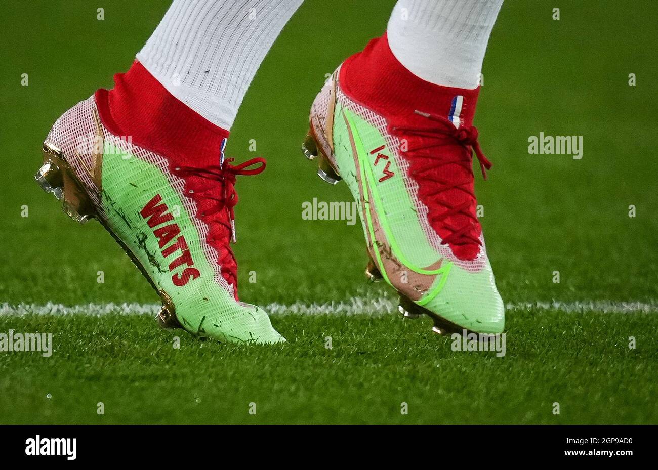 Paris, Frankreich. September 2021. Die personalisierten Nike Fußballschuhe  von Kylian Mbappe von PSG zeigen WATTS & KM während des UEFA Champions  League-Spiels zwischen Paris Saint Germain und Manchester City am 28.  September