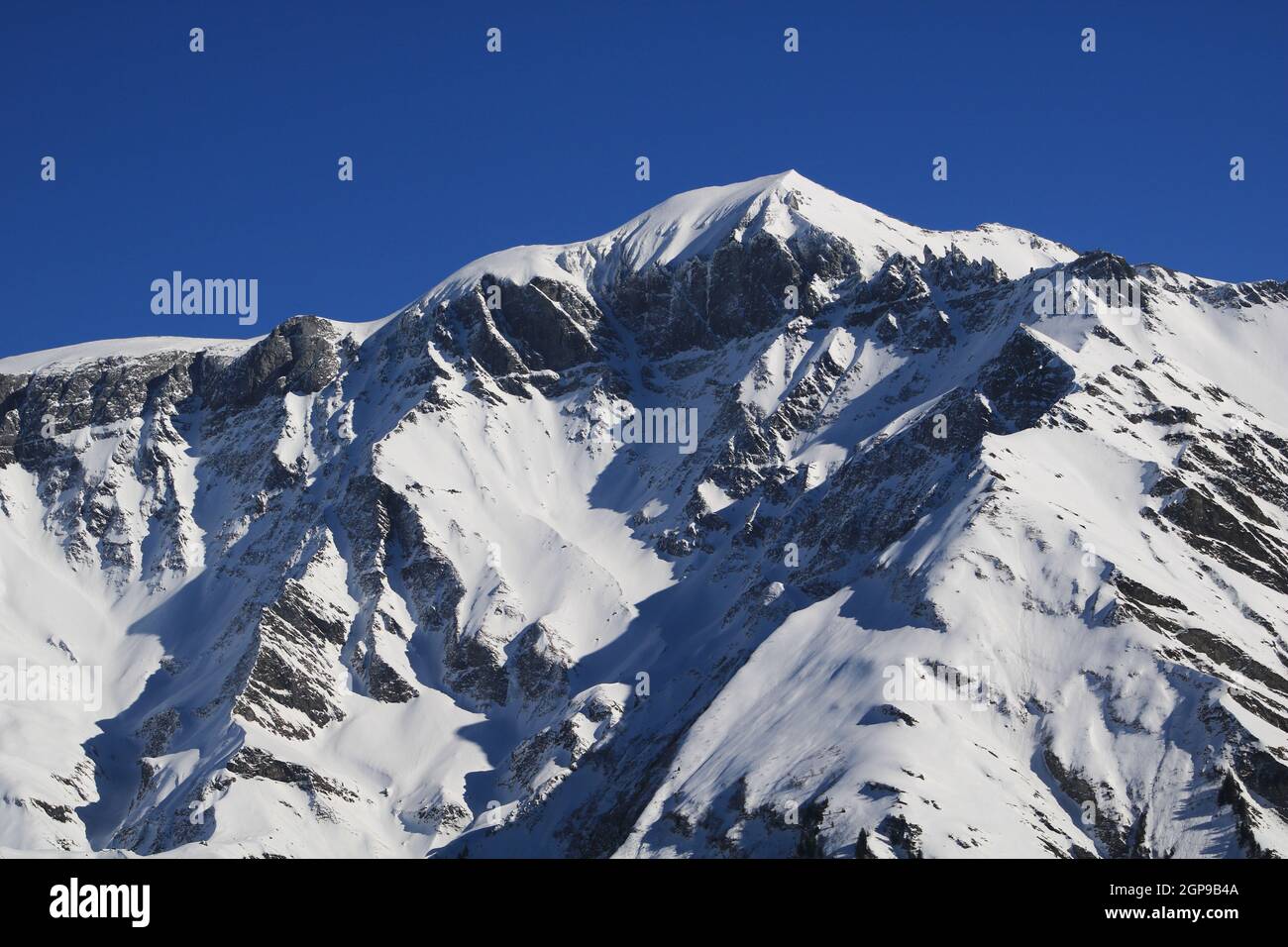 Schneebedeckte Piz Segnas und Piz Sardona. Stockfoto