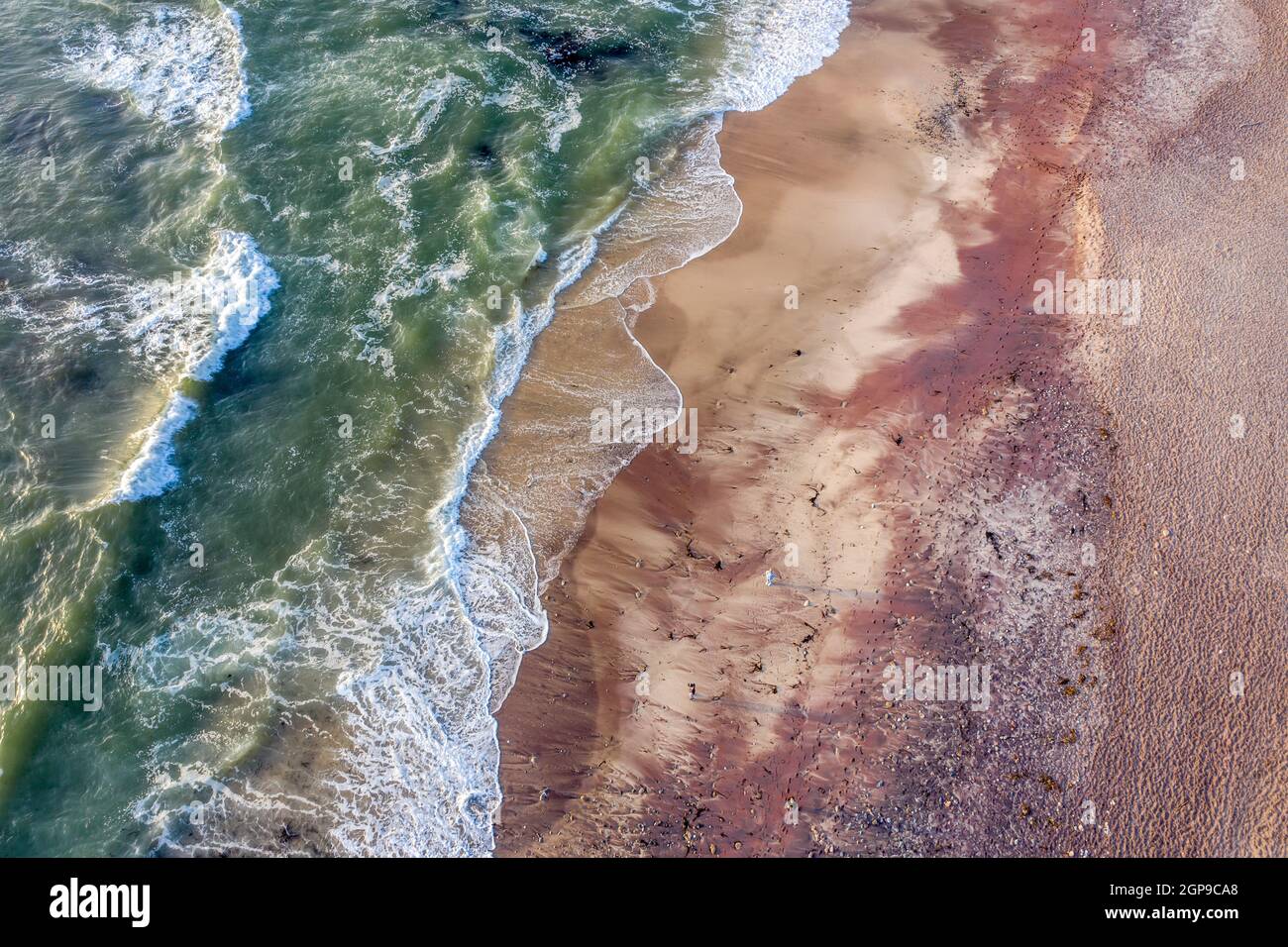 Blick auf den roten Sand vor der Küste in Swakopmond, einer der größeren Städte Namibias, Afrika. Der rote Sand stammt aus der ältesten Wüste in Th Stockfoto
