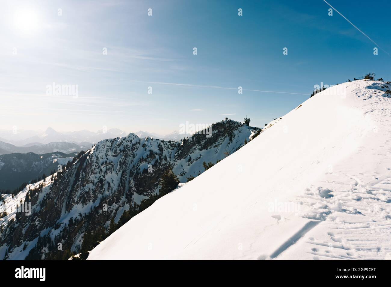 Hochkar Berg in Niederösterreich im Winter. Alpenraum in den österreichischen Alpen. Ansicht des Radiosenders und des Ansichtspunkts. Stockfoto