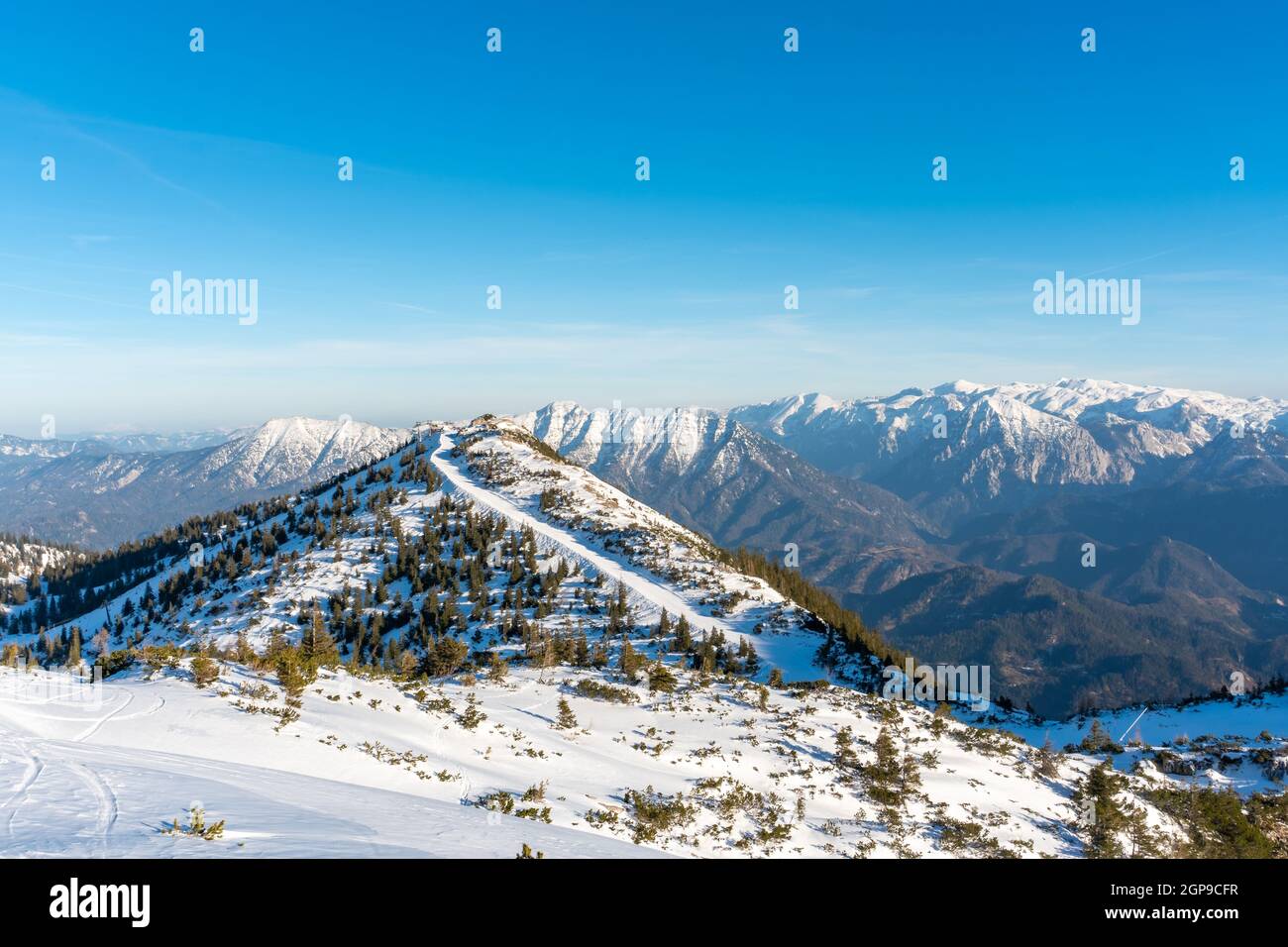 Skigebiet Hochkar und Hochschwab im Hintergrund. Niederösterreich im Winter. Schöne Landschaft von schneebedeckten Bergen in der Stockfoto