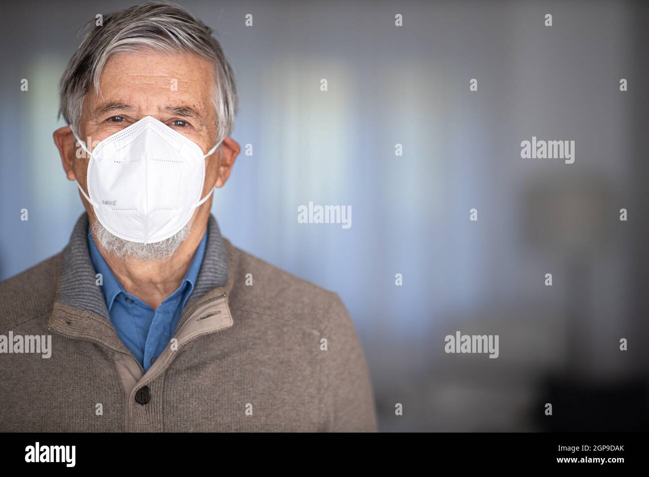 Älterer Mann mit Gesichtsbedeckung während des Coronavirus- und Grippeausbruchs. Schutz vor Viren und Krankheiten, Quarantäne zu Hause. COVID-19 Konzept Stockfoto