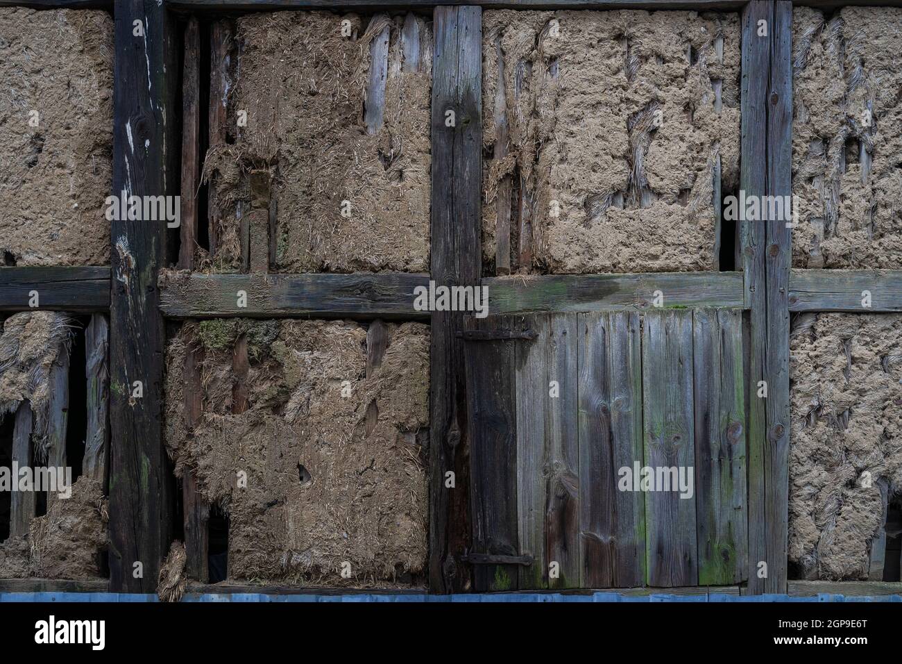 Die Mauer des alten Hauses. Gipsfußböden und Hartholzböden. Stockfoto