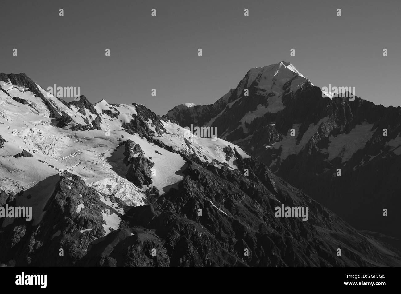 Mount Cook und Gletscher in schwarz und weiß. Stockfoto