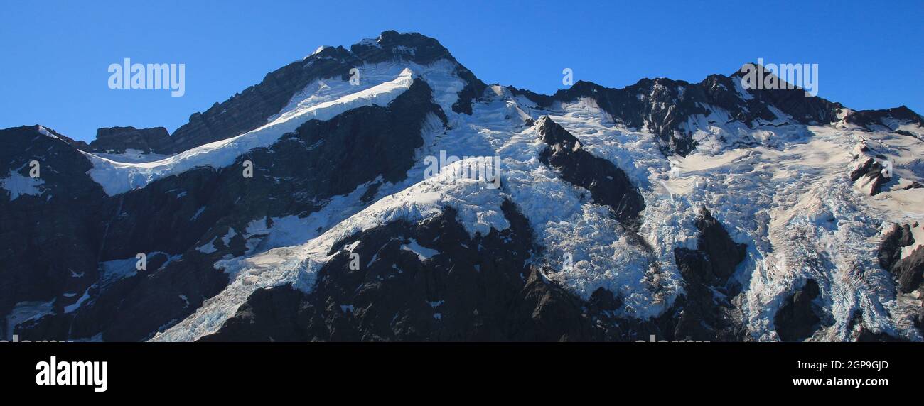 Panoramabild des Mount Sefton und des Fußhockers. Stockfoto