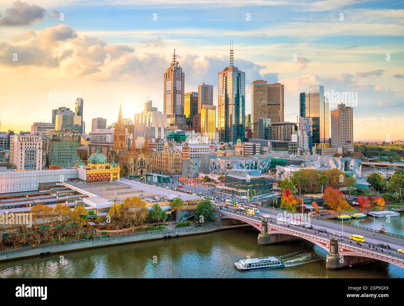 Skyline von Melbourne bei Dämmerung in Australien Stockfoto