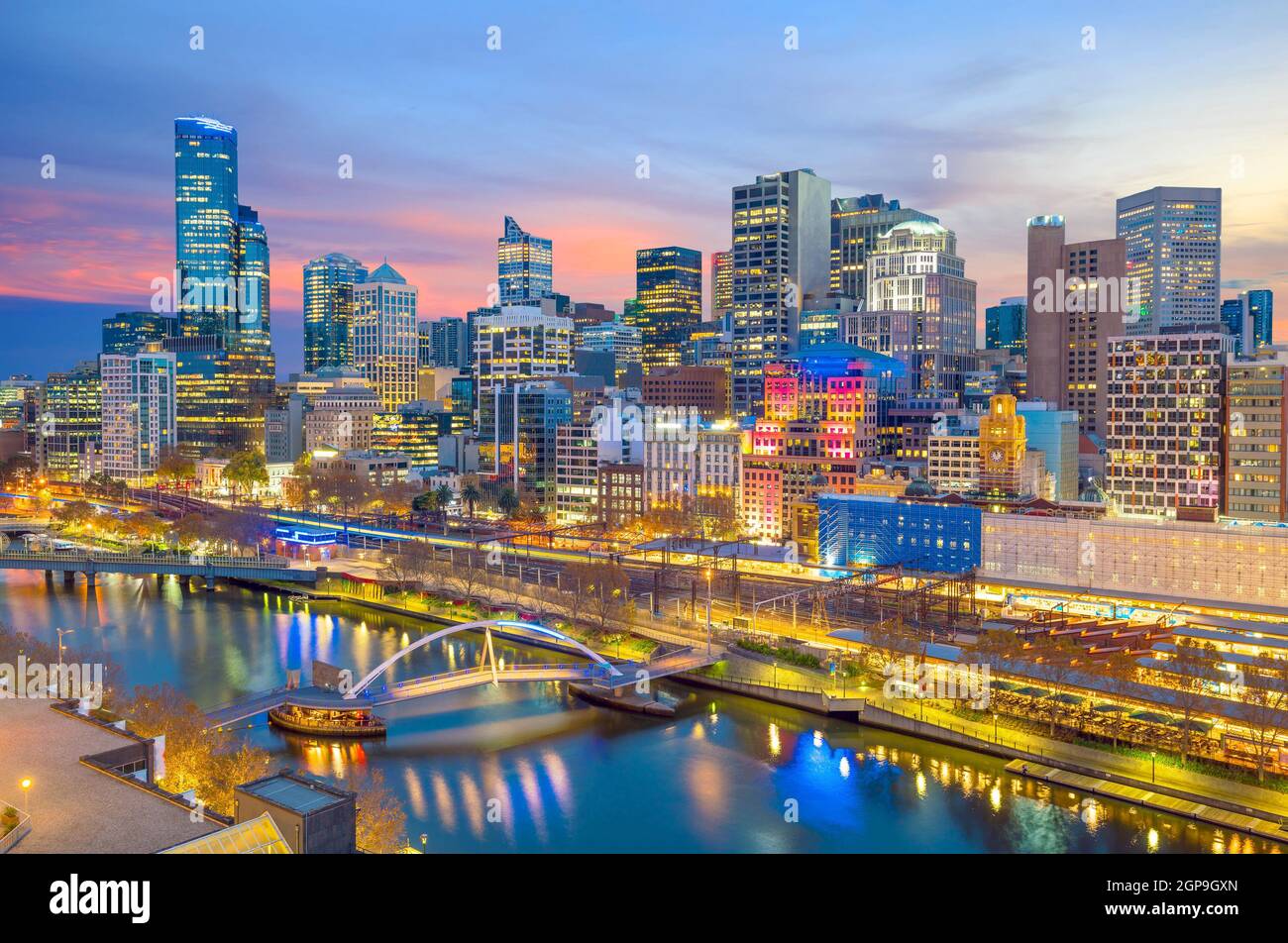 Skyline von Melbourne bei Dämmerung in Australien Stockfoto