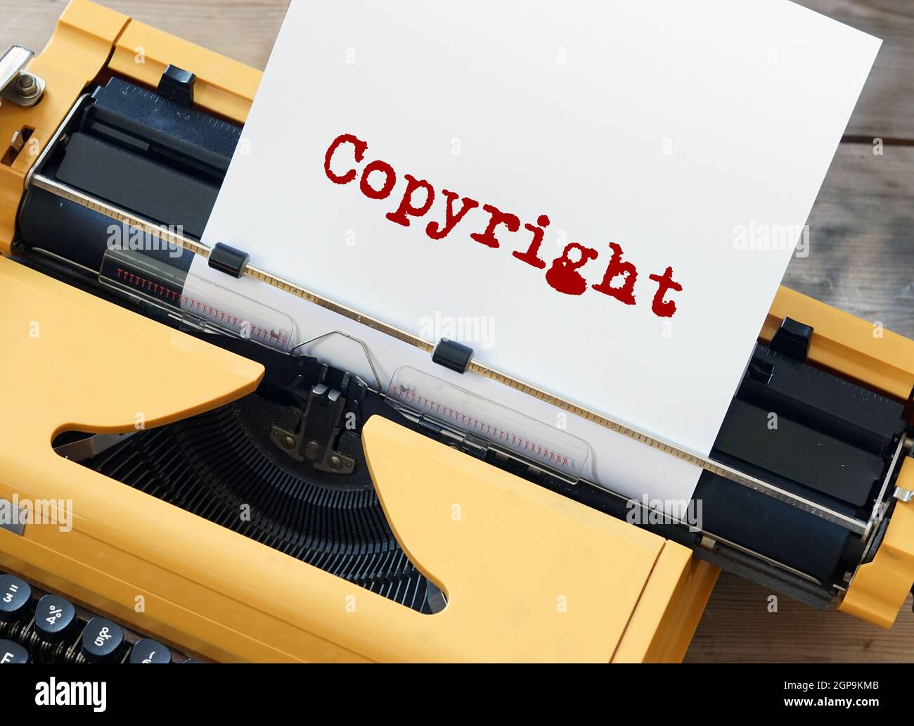 Copyright on Yellow vintage Schreibmaschine Copyright Protection Intellectual Property Stockfoto