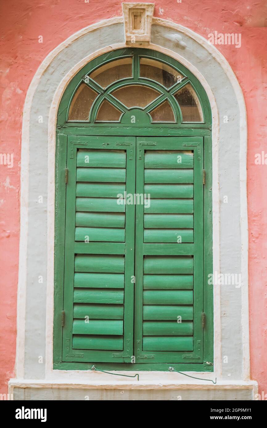 Vintage Bogenläden, zwei Panel rustikalen Mittelmeer Shutter. Altes Holz Vintage louvre Fenster. Jalousien Fensterverschluss Plantation Shutter in braun. Stockfoto