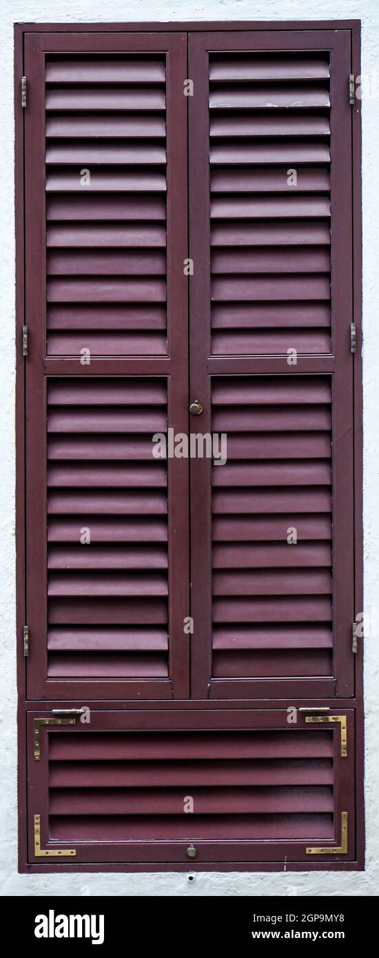 Altes Holz Vintage louvre Fenster. Jalousien Fensterverschluss Plantation Shutter in braun. Stockfoto