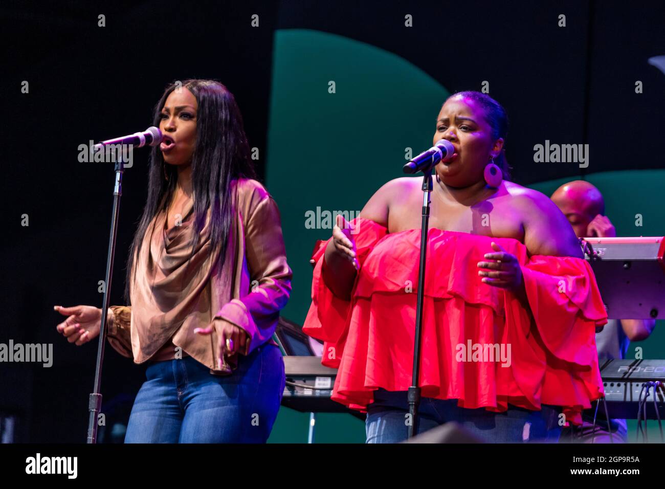 Sara Williams singt für Ledisi auf der Hauptbühne während des Monterey Jazz Festivals 2021 Stockfoto