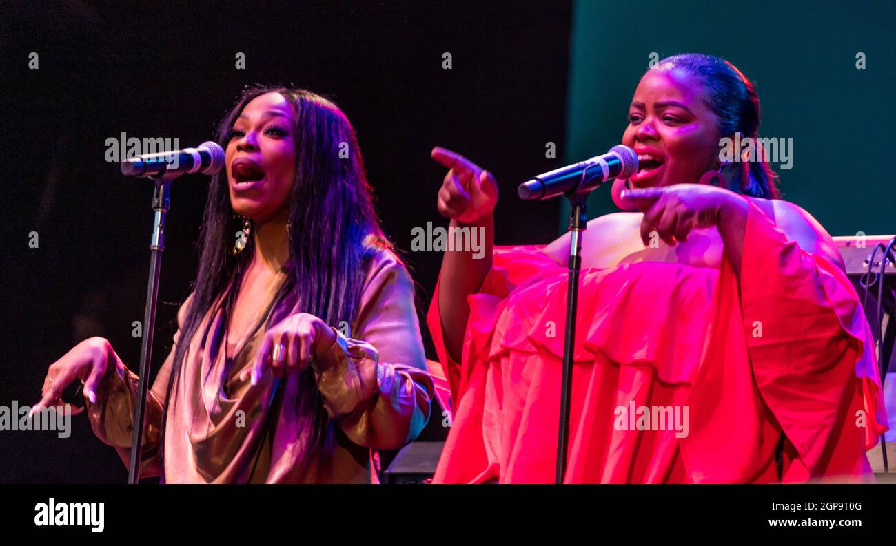 Sara Williams und Camille Grigsby singen für Ledisi auf der Hauptbühne während des Monterey Jazz Festivals 2021 Stockfoto