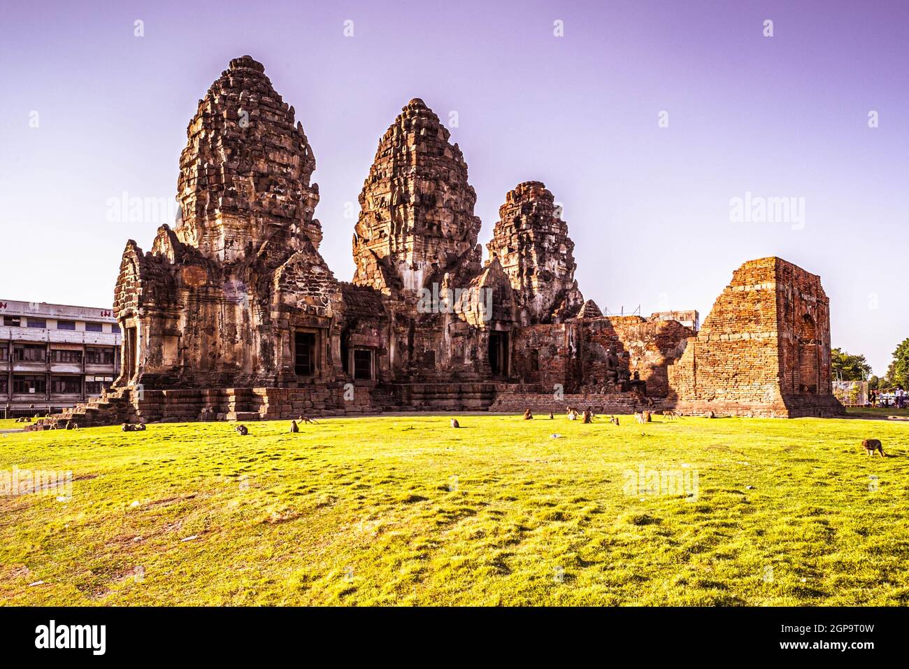 Lopburi Affentempel in Thailand. Phra Prang Sam Yot Tempel mit Affen, alte Architektur in Lopburi, Thailand. Stockfoto