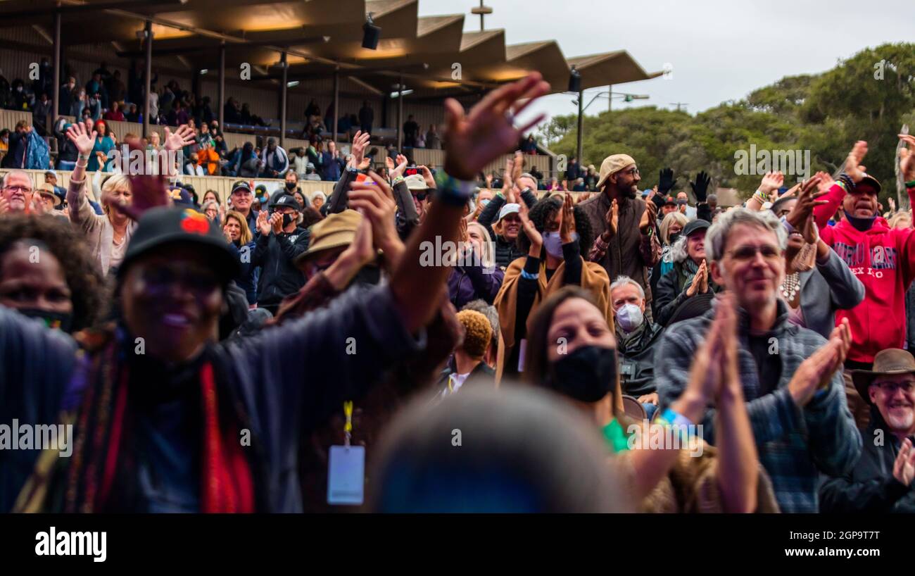 Die Menge steht zu Füßen, um zur Aufführung von Ledisi beim Monterey Jazz Festival 2021 zu tanzen Stockfoto