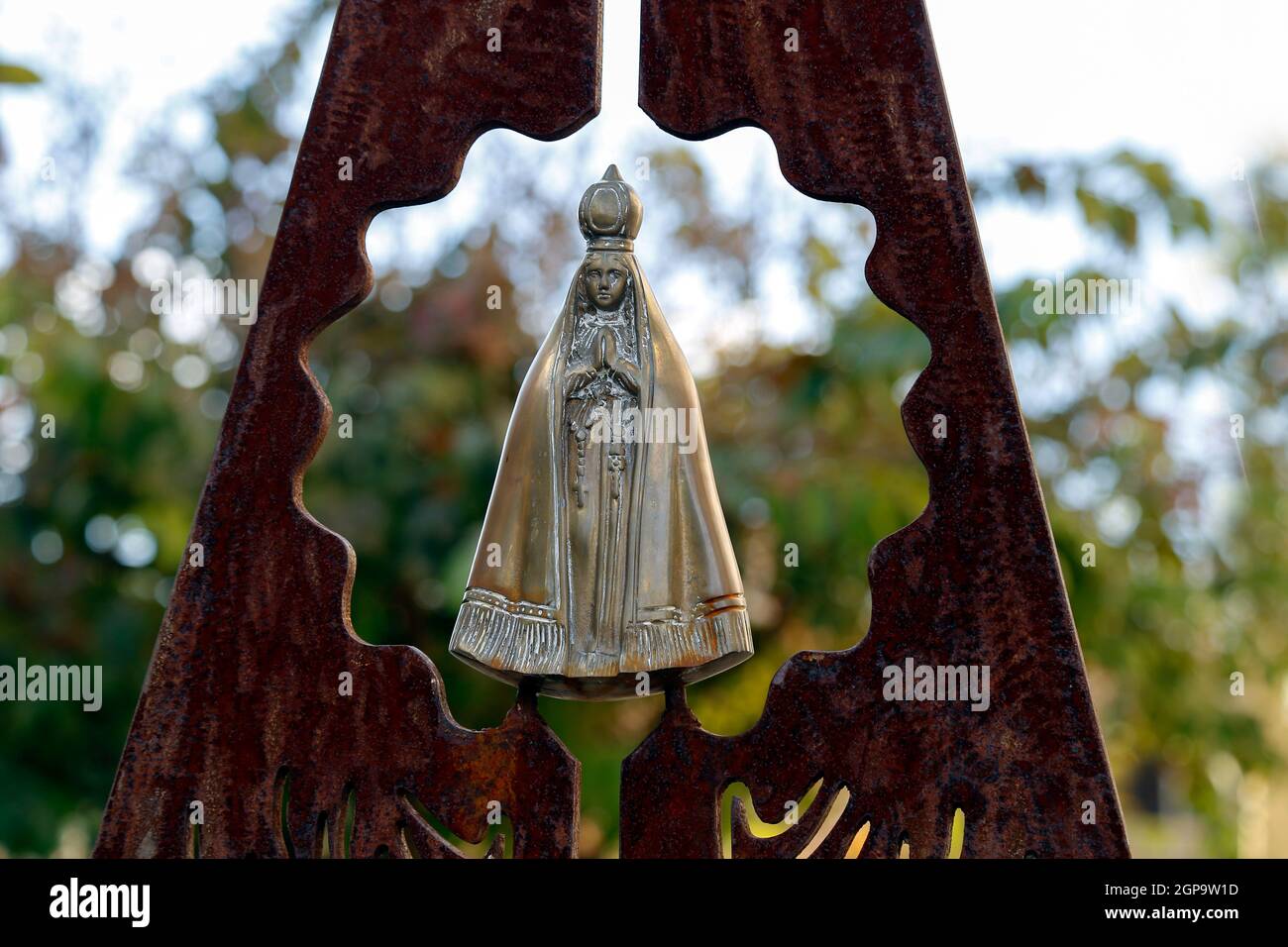 Claudio, Minas Gerais, Brasilien - 3. August 2021: Metallskulptur mit dem Bild der Muttergottes von Aparecida zum Gedenken an das Marianische Nationaljahr Stockfoto