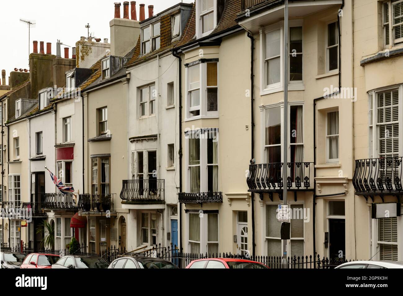 Verkürzung einer Reihe von alten Häusern auf einer bergauf Straße in touristischer Seestadt, Brighton, East Sussex Stockfoto
