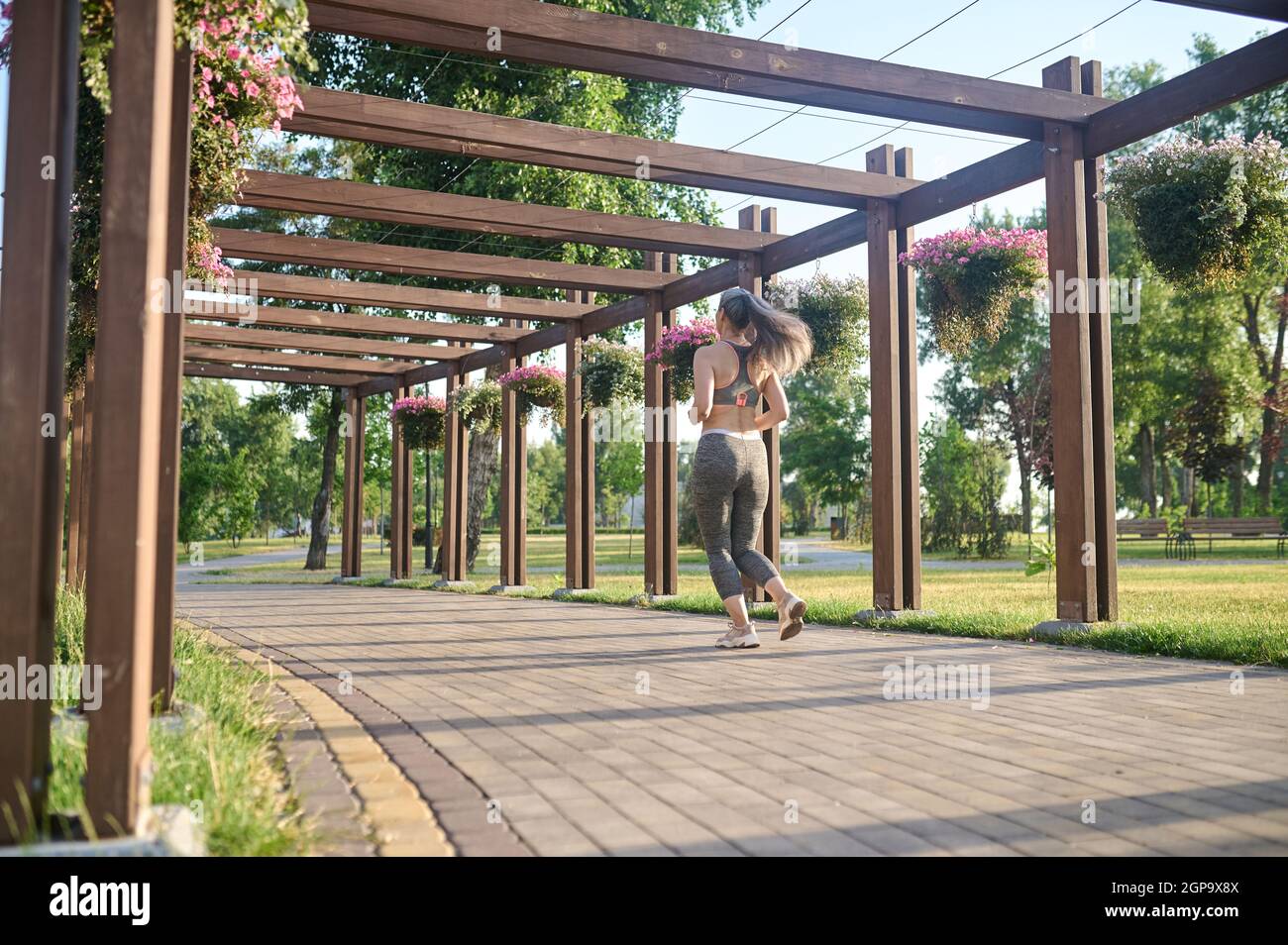 Eine langhaarige Womna im Sportkleidung Joggen im Park Stockfoto
