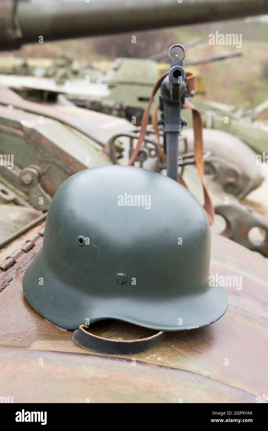 Deutscher Helm und Maschinengewehr auf der Panzerung des Panzers Stockfoto