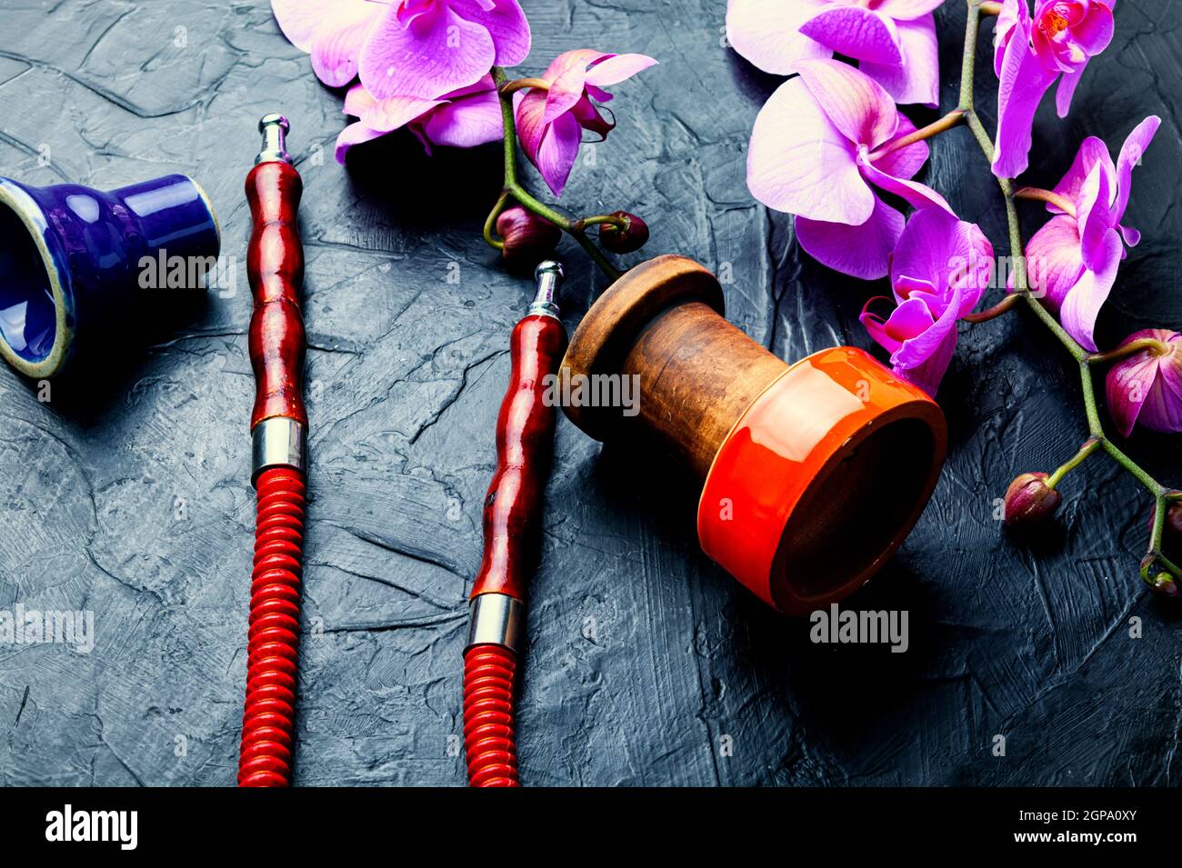 Shisha Mundstück und Shisha Tasse auf rosa Orchidee Hintergrund.Kalian auf Blumentabak Stockfoto