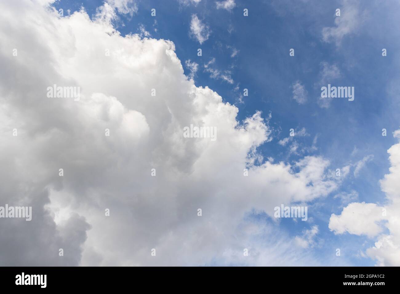 Blauer Himmel Hintergrund mit Cumulus von weißen und grauen Wolken. Schlechtes Wetter kommt. Stockfoto