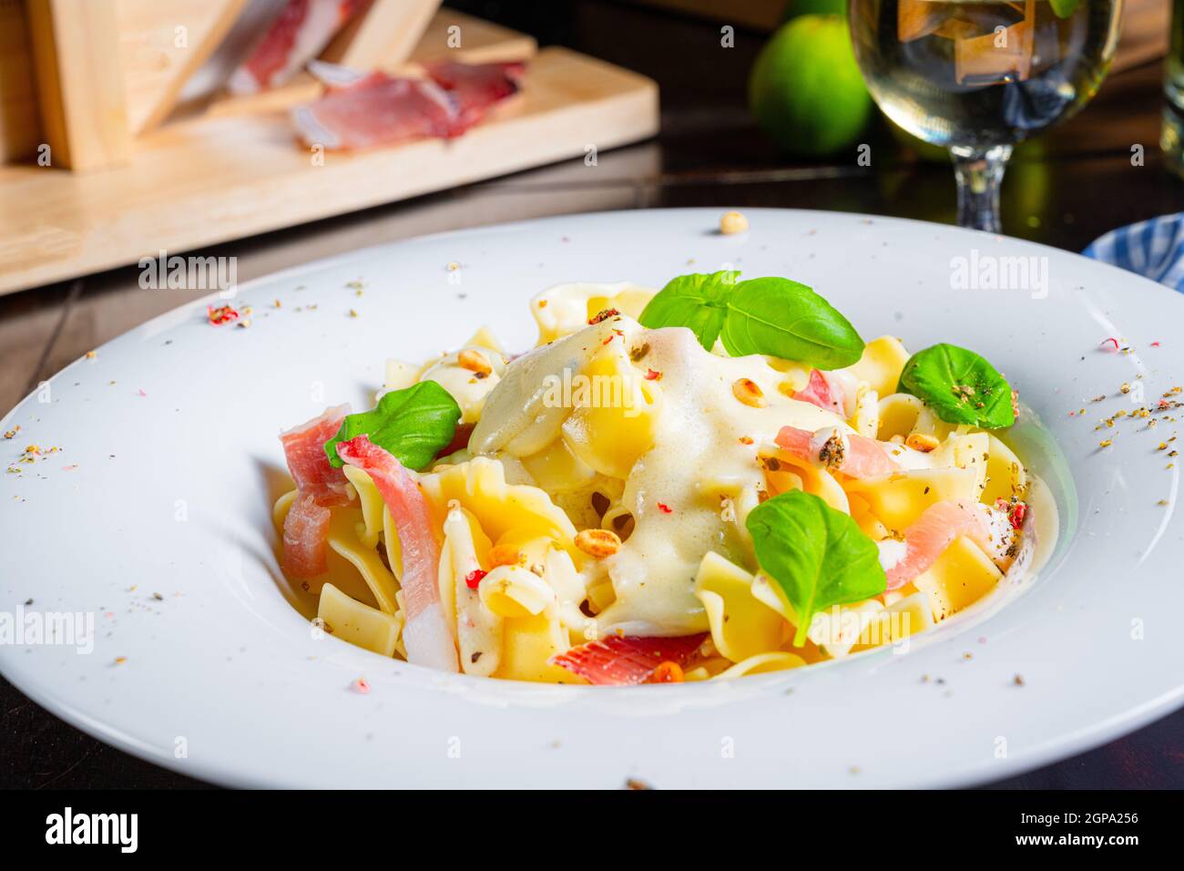 Tagliatelle mit Gorgonzola-Masarpone-Sauce und Schinken. Stockfoto