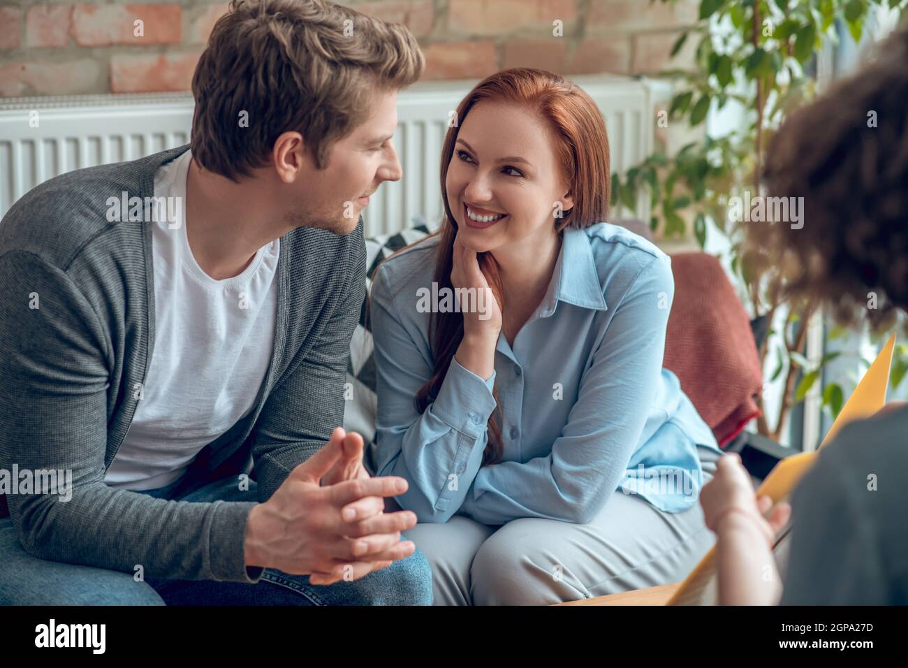 Glückliche junge Menschen, die Immobilien kaufen Stockfoto