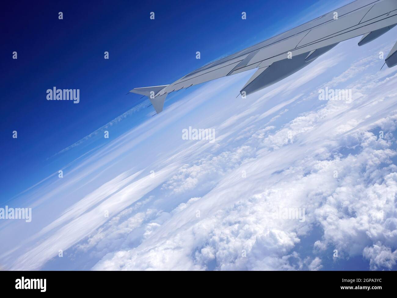 Hoch über den Wolken fliegen. Stockfoto