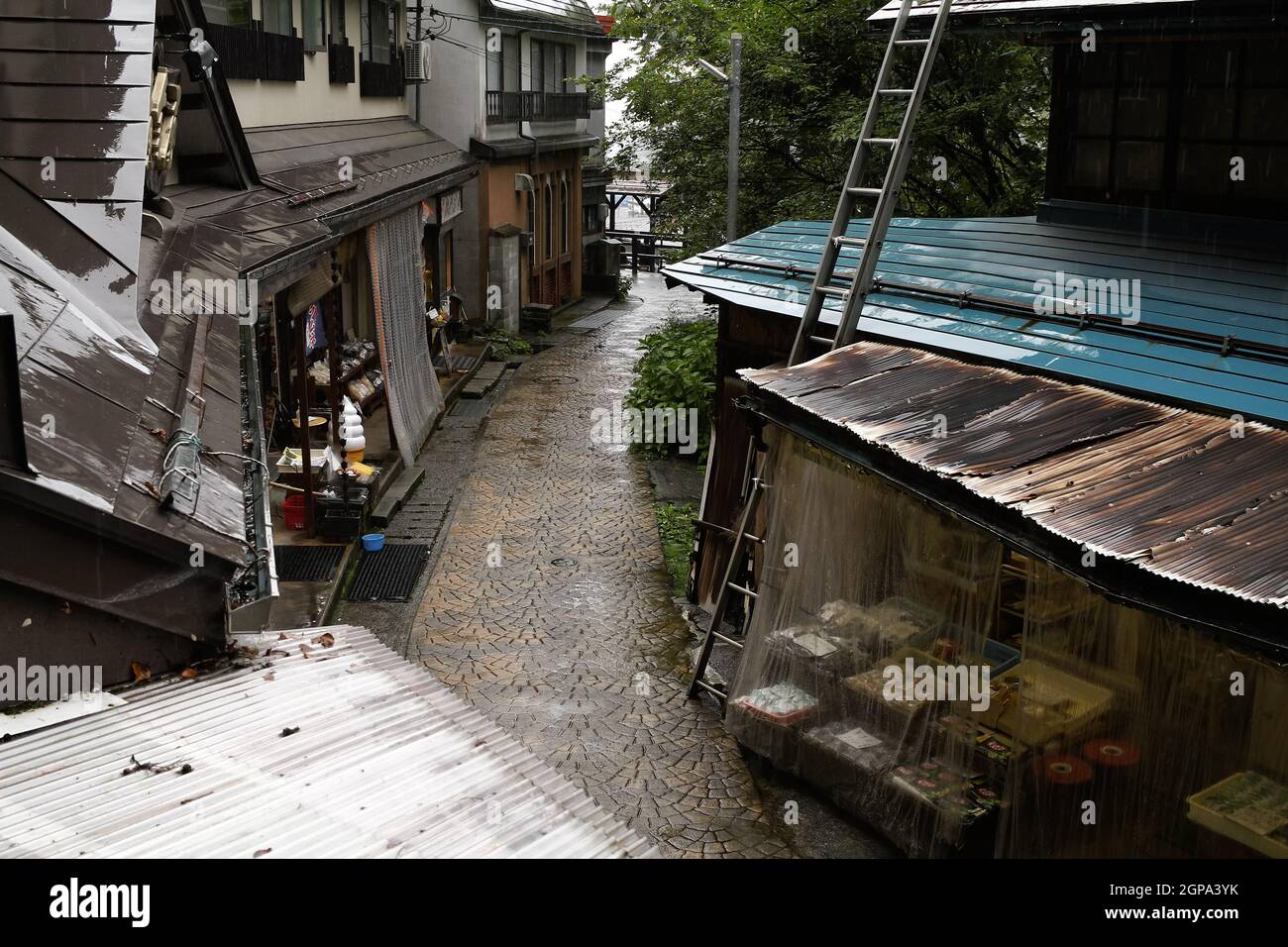 Nozawa onsen, Nagano, Japan, 2021-26-09 , Souvenir- und Einkaufsstraße in Nozawaonsen Stockfoto