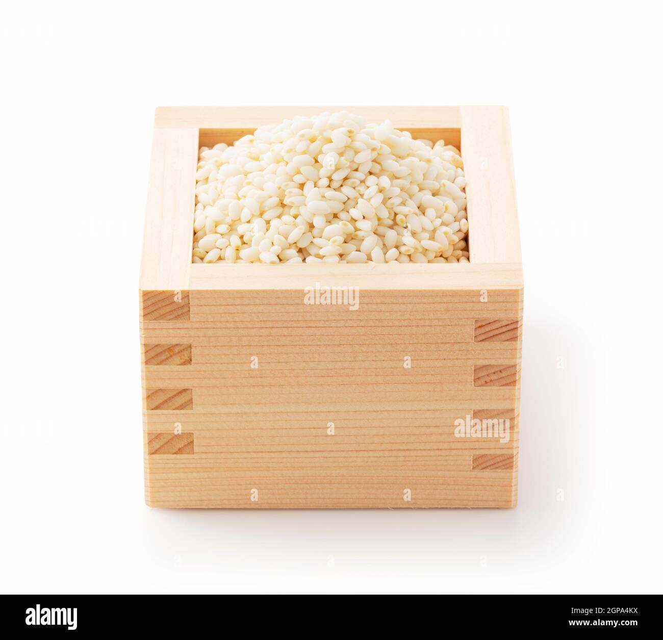 Klebrigen Reis in einem Masu (Holzkiste) Vor weißem Hintergrund Stockfoto